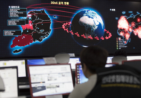 27일(현지시간) 러시아와 유럽을 강타한 랜섬웨어가 국내에도 유입된 것으로 파악됐다. 28일 보안업계에 따르면 '페티야(PETYA)' 혹은 '페트야'로 알려진 이 랜섬웨어는 전날 저녁부터 국내에서도 감염 사례가 발견됐다. 사진은 이날 오후 서울 송파구 인터넷침해대응센터 종합상황실 모습.